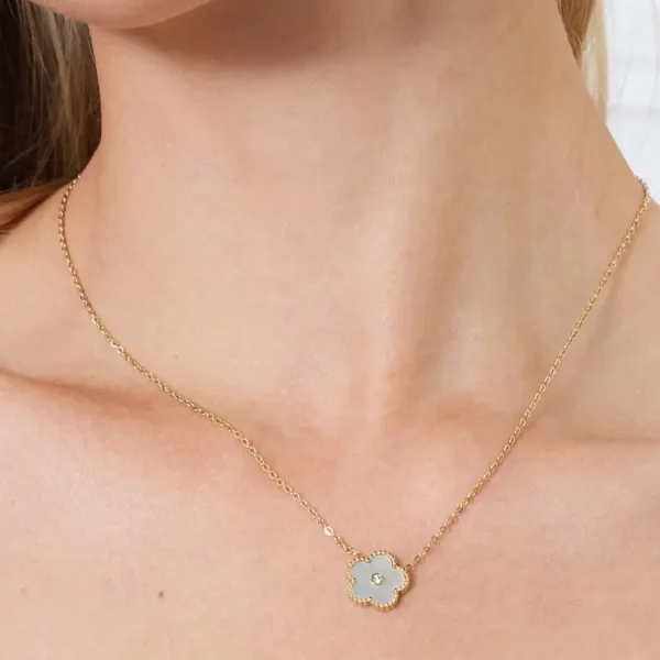 Μενταγιόν Από Ανοξείδωτο Ατσάλι με Λευκό Λουλούδι - Gold