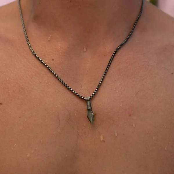 Ανδρικό Μενταγιόν Από Ανοξείδωτο Ατσάλι - Μαύρο Βέλος